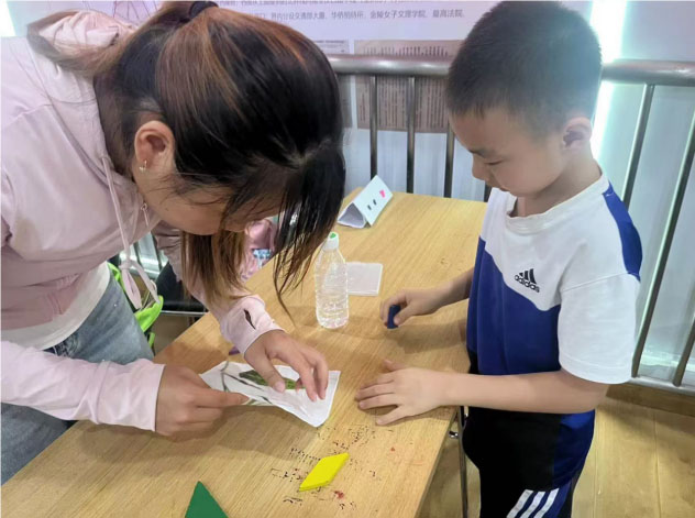 “藝賦中醫(yī)”團(tuán)隊(duì)響應(yīng)“愛(ài)心暑托班”號(hào)召，向社區(qū)孩童介紹中醫(yī)藥拓染技藝