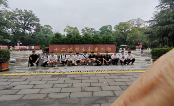 理學(xué)院緬懷烈士社會實踐隊于十二橋烈士墓：瞻仰烈士陵園 緬懷革命先烈
