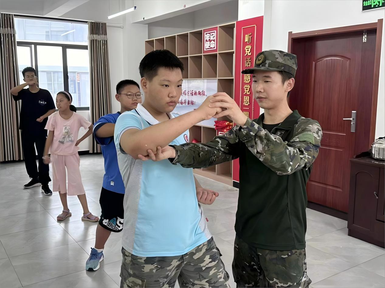 強今日體魄，成明日棟梁 ——武漢紡織大學(xué)外經(jīng)貿(mào)學(xué)院學(xué)子“三下鄉(xiāng)”開展軍體拳特色