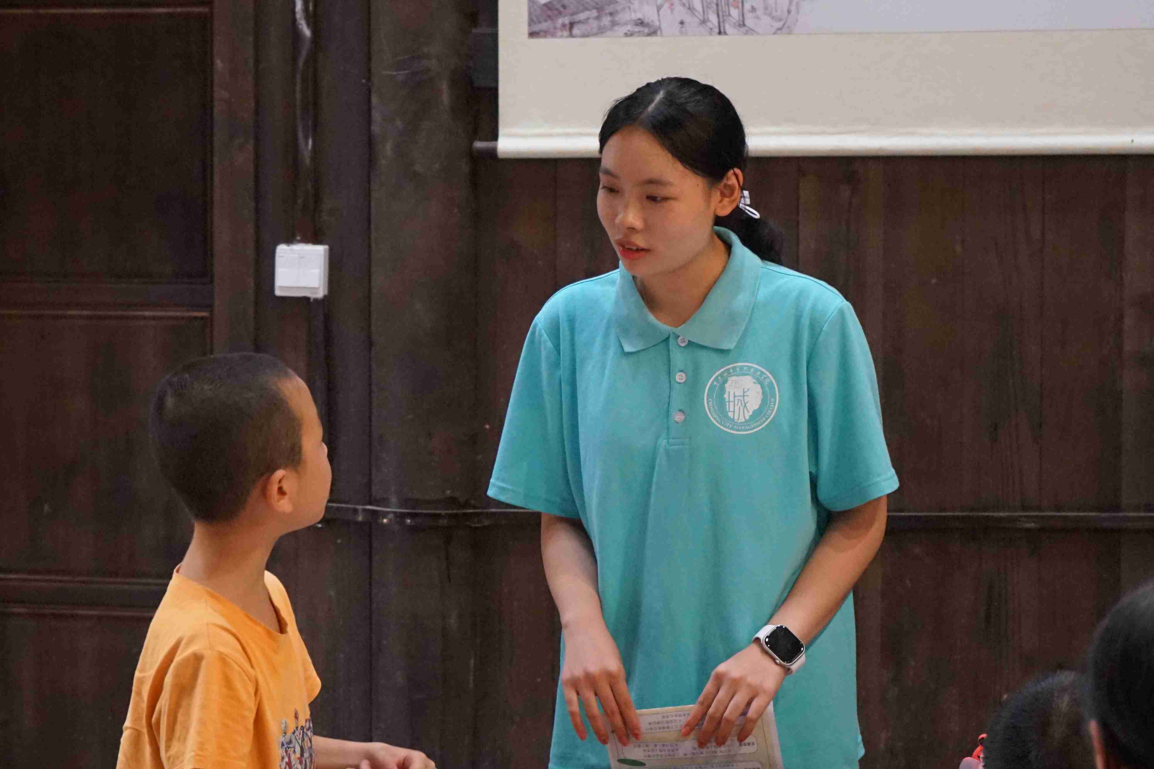 重城管院生命“童”行公益服務(wù)隊(duì)三下鄉(xiāng)開展 “大手牽小手，共筑安全夢”安全知識(shí)問