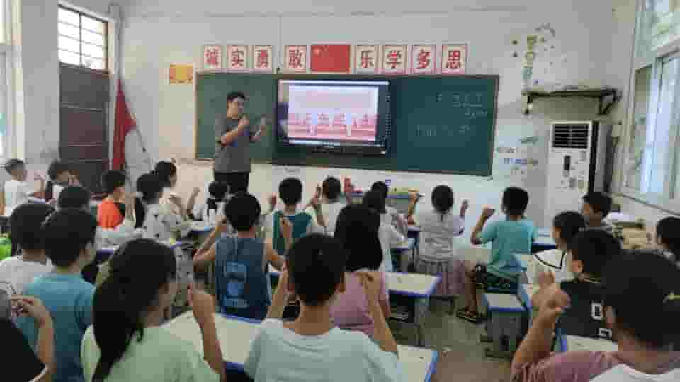 江蘇科技大學(xué)學(xué)生指導(dǎo)河南省葉縣東方寄宿學(xué)校學(xué)生學(xué)習(xí)手勢舞，傳遞正能量