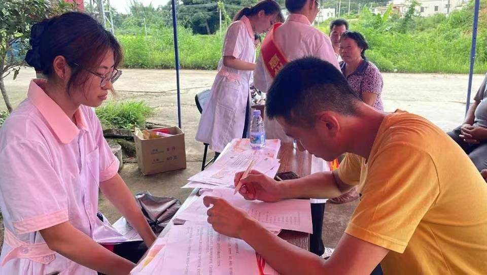 情系仲夏資助同行，感恩喜樂“診”送安康