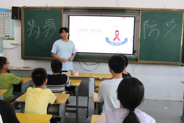 “知防艾滋，擁抱健康”——武昌理工學(xué)院云夢(mèng)書韻志愿服務(wù)隊(duì)開展預(yù)防艾滋教育主題課