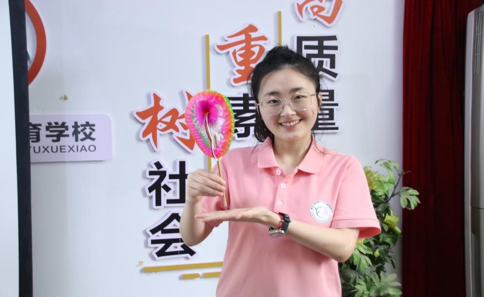 翻花探古趣，匠心啟童真：幼專學(xué)子“三下鄉(xiāng)”傳統(tǒng)文化體驗(yàn)活動(dòng)