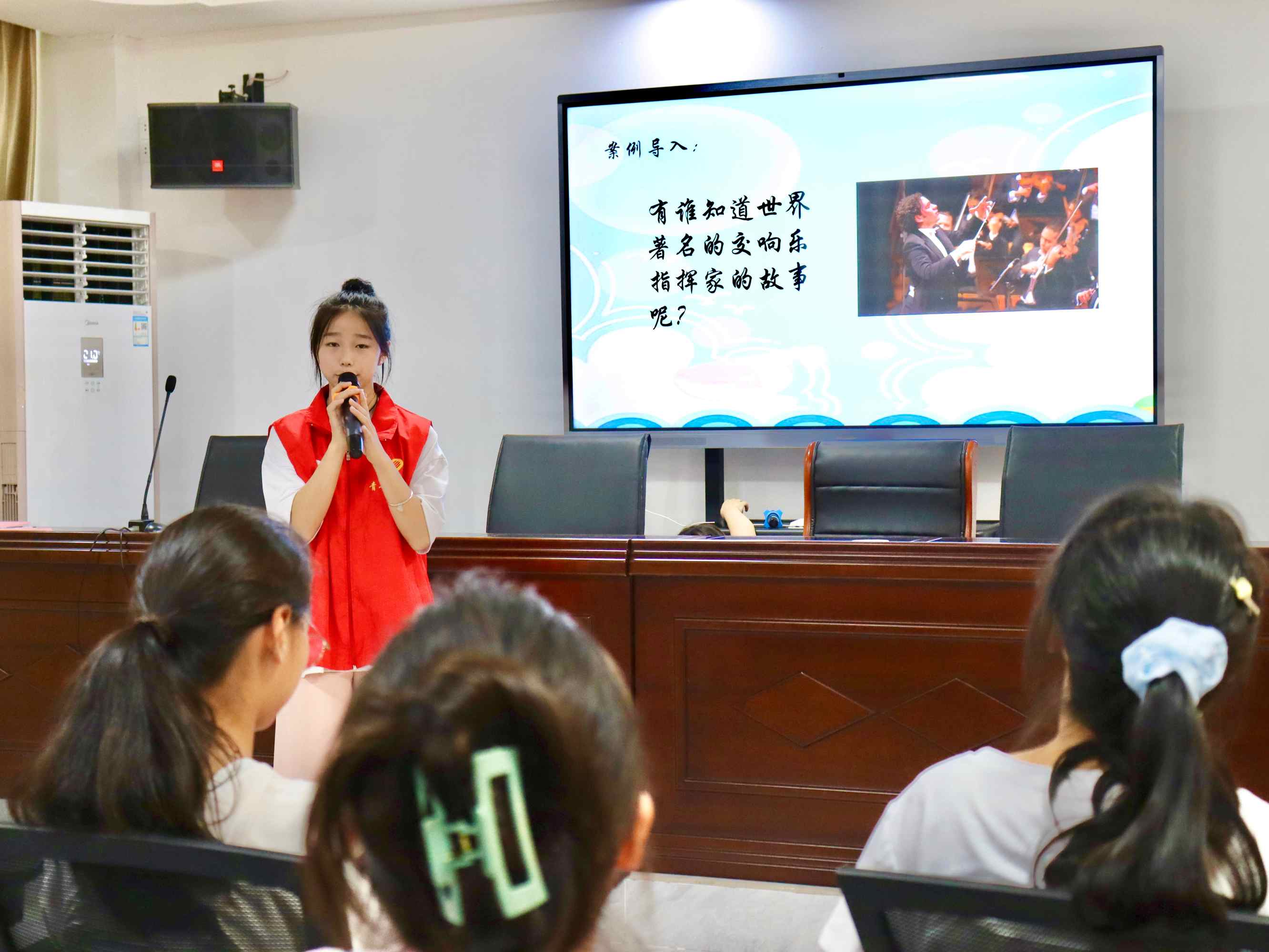 重慶移通學(xué)院：絨花禮贊，詩韻頌美——“心靈工匠，童心護(hù)航” 教育關(guān)愛服務(wù)團(tuán)