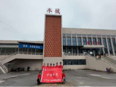 “傳承紅醫(yī)精神 賡續(xù)紅色血脈”社會(huì)實(shí)踐隊(duì)以青春筑夢(mèng)鄉(xiāng)村，黨課引領(lǐng)未來(lái)