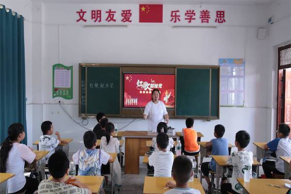 跨越時(shí)空鳴響 西柏坡精神永續(xù)傳揚(yáng)——武昌理工學(xué)院崇陽星光志愿服務(wù)隊(duì)開展紅歌傳