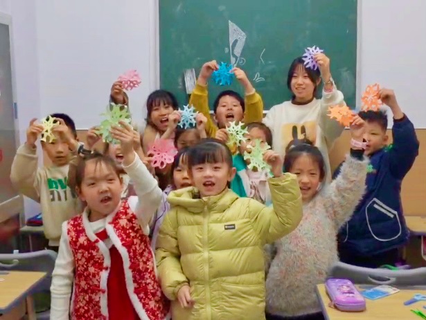 紅紙裁春映梨園，稚手傳承福滿堂