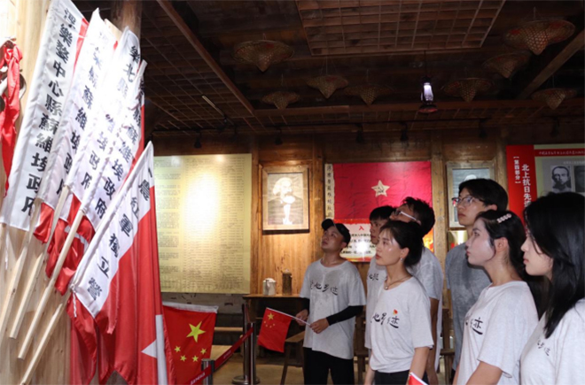景德鎮(zhèn)陶瓷大學(xué)“瓷心·鄉(xiāng)跡”暑期社會(huì)實(shí)踐隊(duì)赴前程村開(kāi)展暑期社會(huì)實(shí)踐——瓷片在