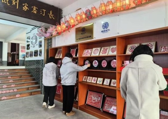 “汀州匠心”非遺剪紙文化實(shí)踐隊(duì)開(kāi)展 “素紙雕鏤繪新卷，汀州遺韻映鄉(xiāng)土”主題 社會(huì)
