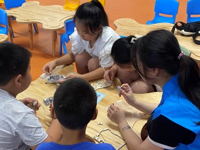 華北電力大學(xué)電子與通信工程系在保定市圖書館開展“科創(chuàng)未來，點‘芯’筑夢”暑期社會實踐活動
